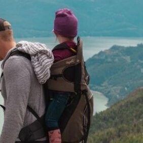 PASSEGGIATE COL BAMBINO NELLO ZAINO